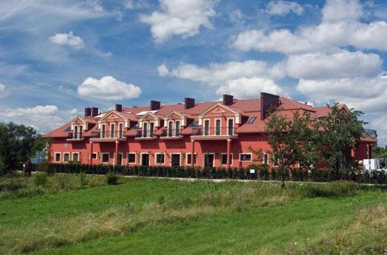 Hotel Milord Пултуск Экстерьер фото