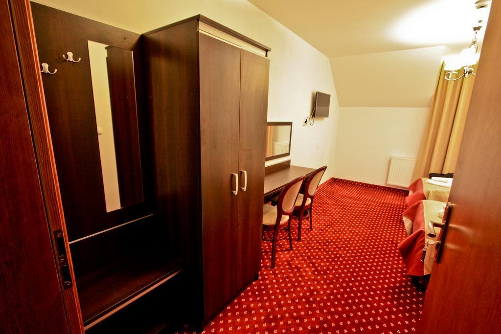 Hotel Milord Пултуск Экстерьер фото