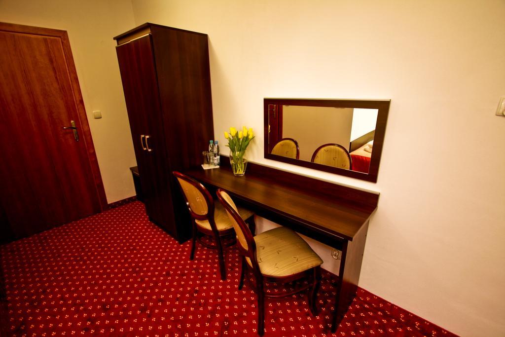 Hotel Milord Пултуск Экстерьер фото