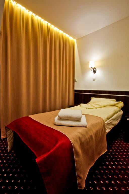 Hotel Milord Пултуск Экстерьер фото